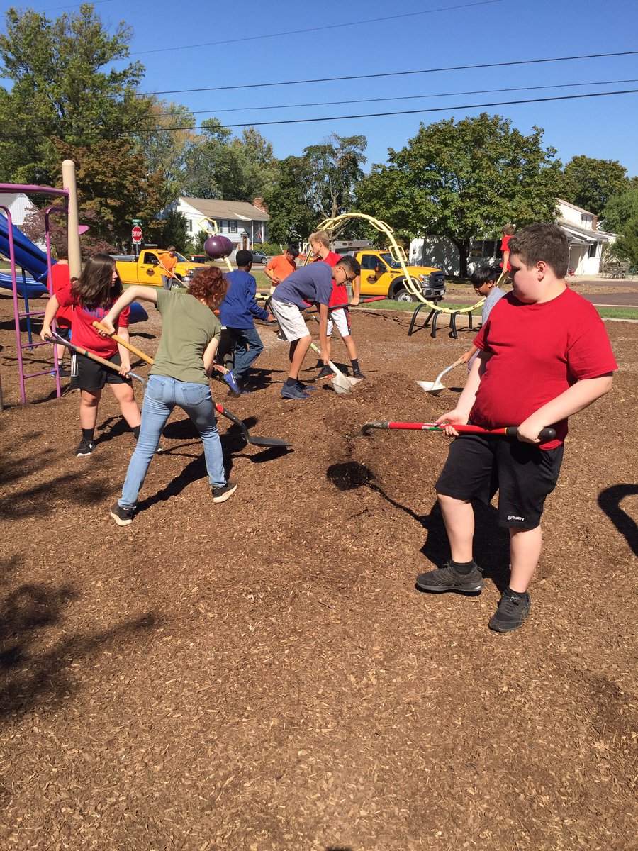 Sriotto17's tweet photo. Great day of community service for the kids! #C32017 @SASD_IC https://t.co/78aIFxjeIK
