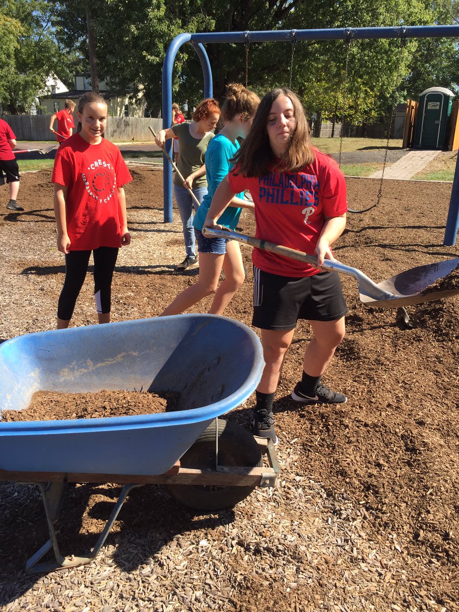 Sriotto17's tweet photo. Great day of community service for the kids! #C32017 @SASD_IC https://t.co/78aIFxjeIK