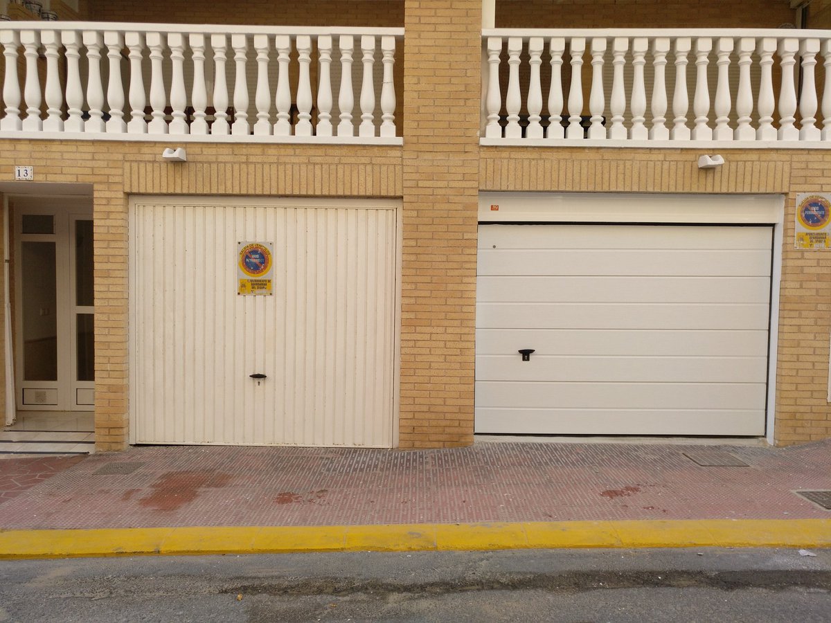 AutomatismosSg's tweet photo. Nuestra clienta manifiesta, que su #puertaseccional #novoferm es la más bonita de #GuardamardelSegura ¿Que opinas? #automatismossg #Alicante https://t.co/517dB0q9NP