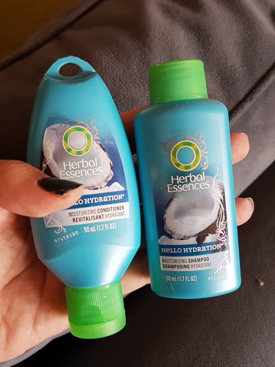 amandalinton79's tweet photo. @InfluensterCA @herbalessences I โค herbal essences! These are jems getting packed to join me on vacation! #SayHelloToHydration @herbalessences @Influenster #RecessVoxBox https://t.co/cGPBQbrbTa