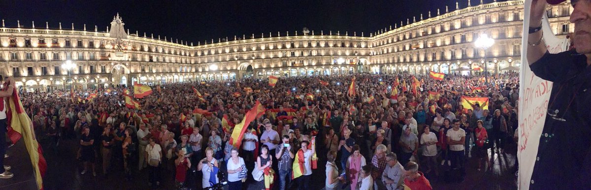s24horas's tweet photo. Salamanca apoya multitudinariamente a Guardia Civil y Policía Nacional https://t.co/wyqBK7xOdh https://t.co/Nc68VYdDS0