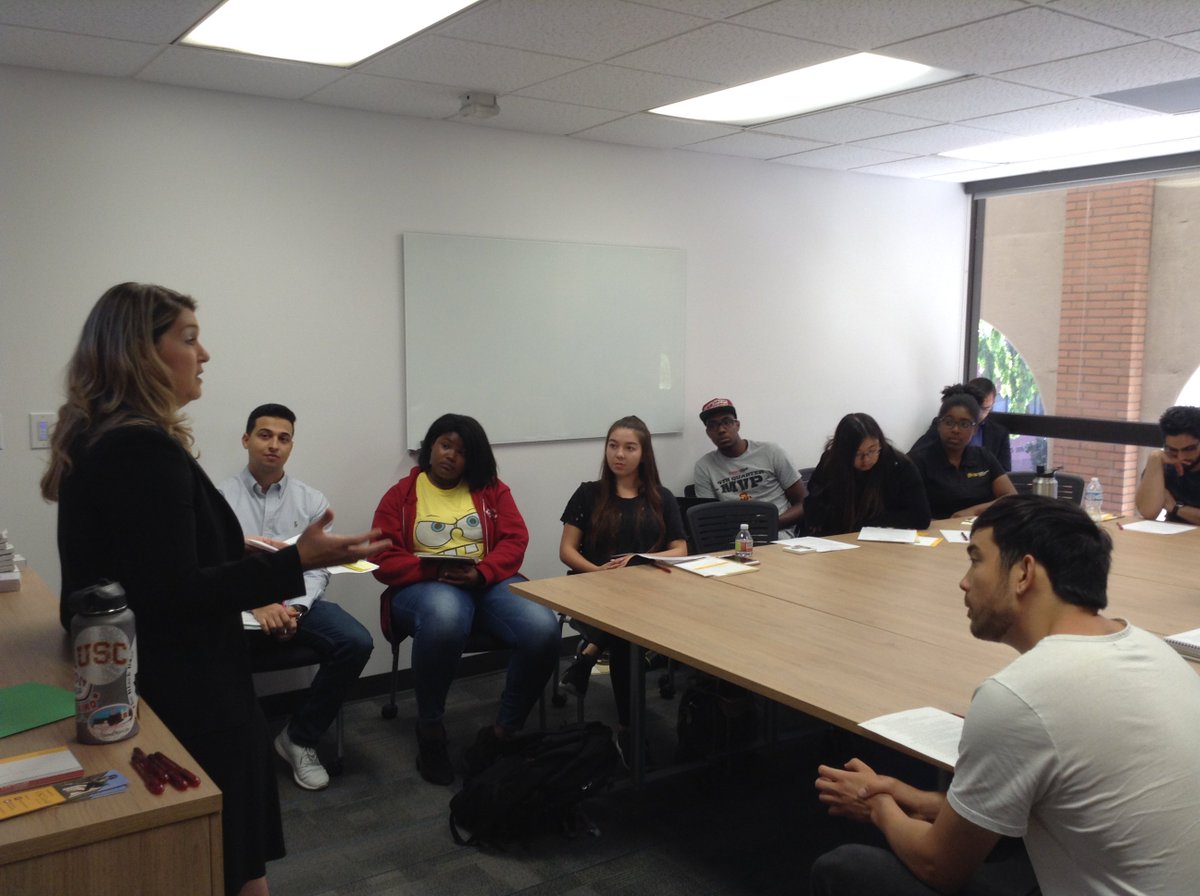 USCPRELAW's tweet photo. @USCGouldLaw Director of Admissions, Erin Van Dorn, is educating students on the ins and outs of personal statements! https://t.co/9HchDypqGE