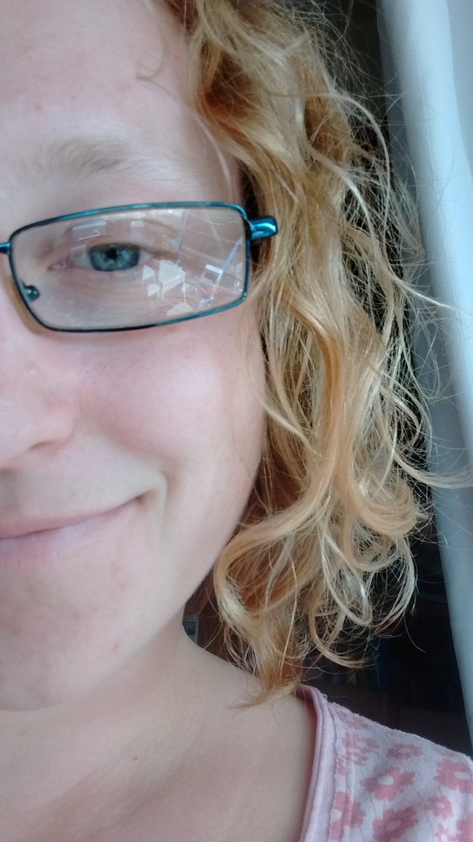 chapmau's tweet photo. @InfluensterCA @herbalessences Hydration = curls = happy me! #SayHelloToHydration @herbalessences #RecessVoxBox https://t.co/evtO94L7g6