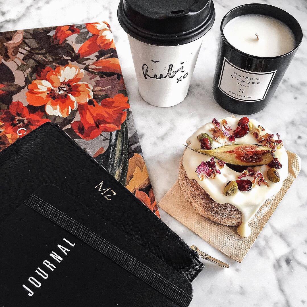 #delicious #lekker #koffietijd #cosmetics #dermatolog #dermatology #pielegnacjaskory #magazine #reading #break #pauze #lezen #gebak #kars