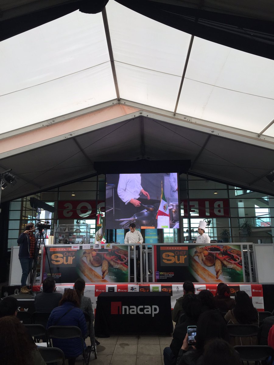 INACAP_CONCE's tweet photo. El chef mexicano Omar González comenzando con el plato que nos trae desde tierras aztecas a #ChefSur2017 https://t.co/NtIgO65zoS