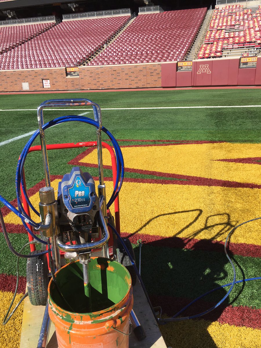 Gopher_Grounds's tweet photo. Beautiful fall day for endzone green out #GreenDay #SeptemberHasEnded @GracoPaintSpray @pioneerathletic https://t.co/Zswhh0pLD9