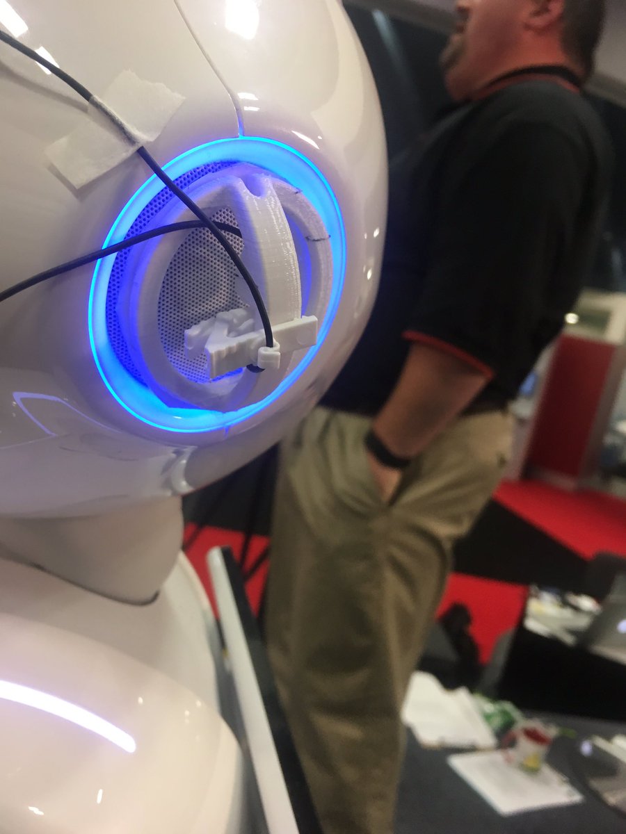 shaunndogg's tweet photo. @IATSE #PEPPER #OOW17 #local16 career 1st: I mic'd a robot named Pepper for a FBLive interview on the Oracle Open World Expo floor! #future https://t.co/j5Aub1V8sj