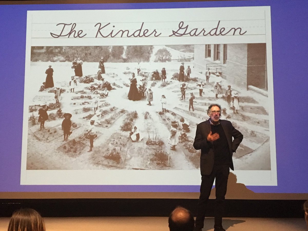 mrsfigmakes's tweet photo. A refreshing and inspiring keynote from @mres. Creative learning is about projects, passions, peers &amp; play. #CREATECONTEXT2017 #kinder4life https://t.co/dvA233JU09