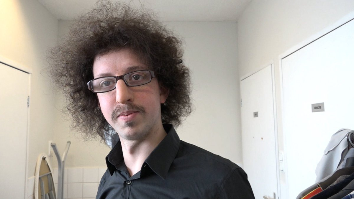 StreetlabTV's tweet photo. Arno de computerexpert. Helaas is dat het enige dat hij kan want Tess aanspreken lukt hem duidelijk niet. Gaat de volgende poging wel lukken https://t.co/a51G958Ik8