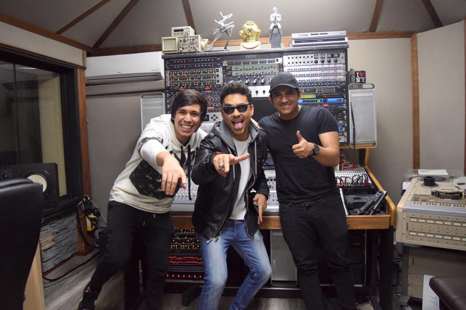 cokotorresmusic's tweet photo. "Haz lo que amas. Ama lo qué haces"!!
En los estudios de Kaballier Music.

#COKOTORRESMUSIC🎶
#LAMUSICANOSUNE
#SALUDOO✌🏽 https://t.co/CxDQDl8KPu