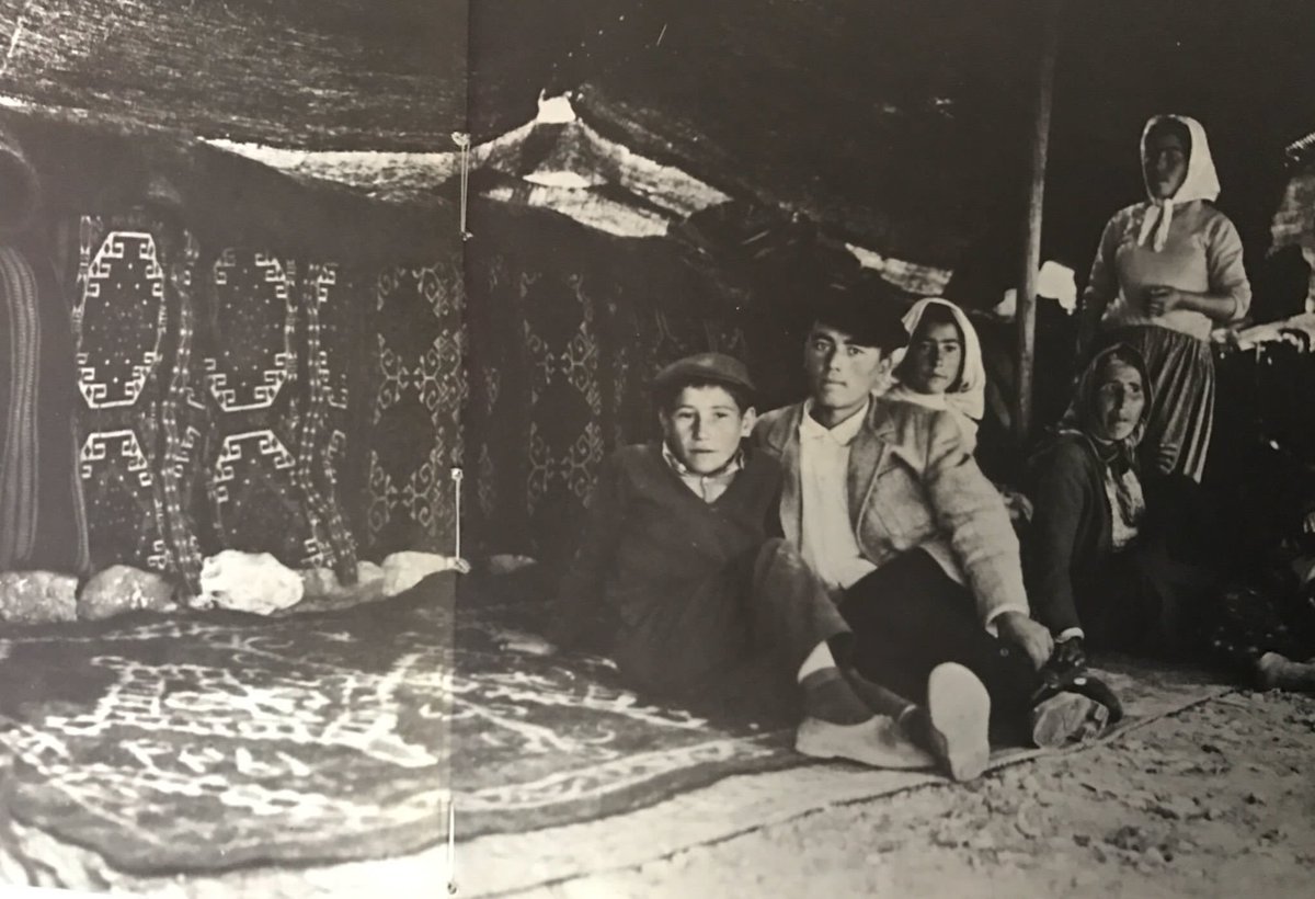 Türkler 11.yy da yerleşik yaşama geçmiş ancak yurt geleneği 20.yy a kadar sürmüş. Bazen havadar yerlerde bazen evin eyvanında yurt kurulmuş.