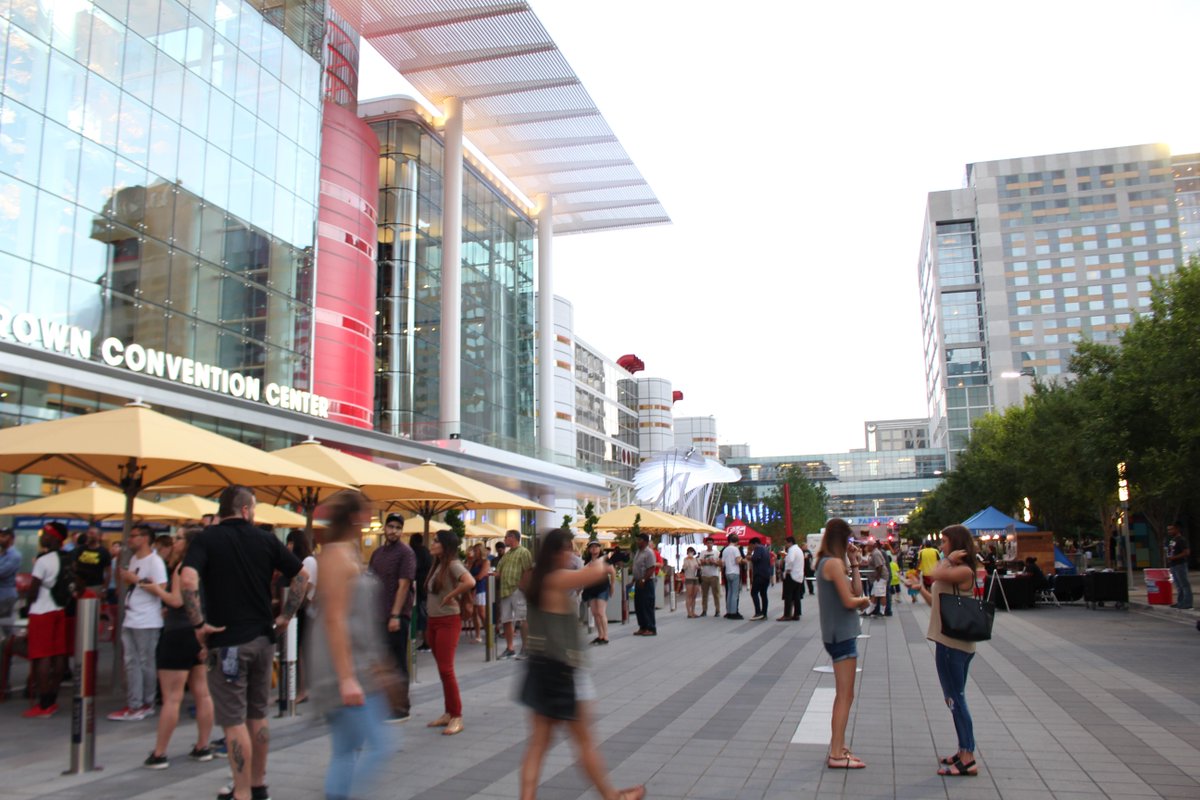 AvenidaHouston's tweet photo. #PartyonthePlaza starts at 6pm tonight with $4 craft beer specials, DJ IV, food, shopping and more before the free concerts begin. https://t.co/lrMawXP85p