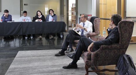 derechouc's tweet photo. Vicepresidente Legal de SQM se reunió con alumnos Derecho UC https://t.co/8p3RGQP0fC https://t.co/rzixEfLvE2