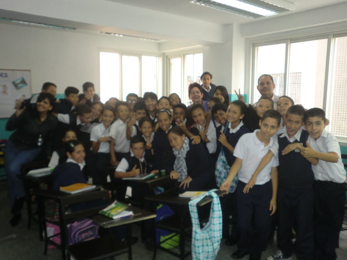 Bibliomiranda's tweet photo. Hoy #4Oct Bibliotecas Central, estuvo en la escuela básica Jesús María Sifontes los teques, llevando actividades recreativas a los alumnos https://t.co/wy6oeDLppp