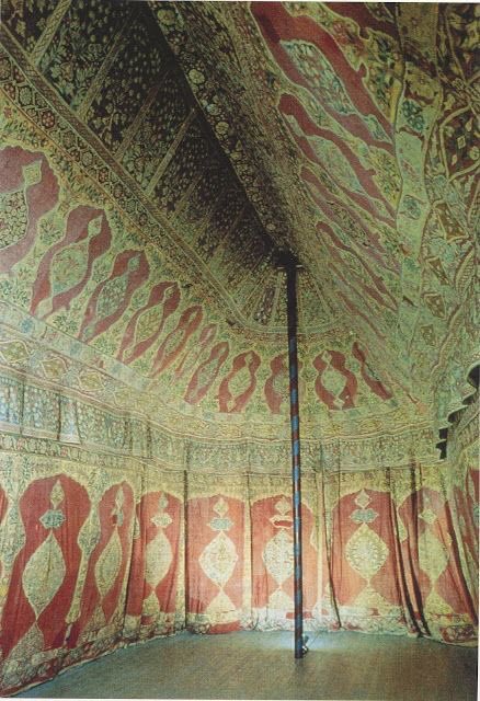 Otağlar, hükümdar çadırları, geçici payitahtlar. Seferlerden dönüşte de geri getirilmedikleri için iyi örnekleri Avrupa'da.( Nurhan Atasoy )