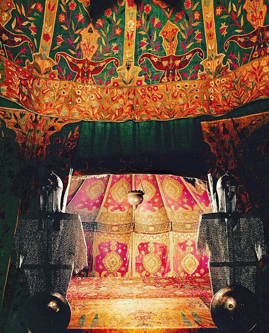 Otağlar, hükümdar çadırları, geçici payitahtlar. Seferlerden dönüşte de geri getirilmedikleri için iyi örnekleri Avrupa'da.( Nurhan Atasoy )