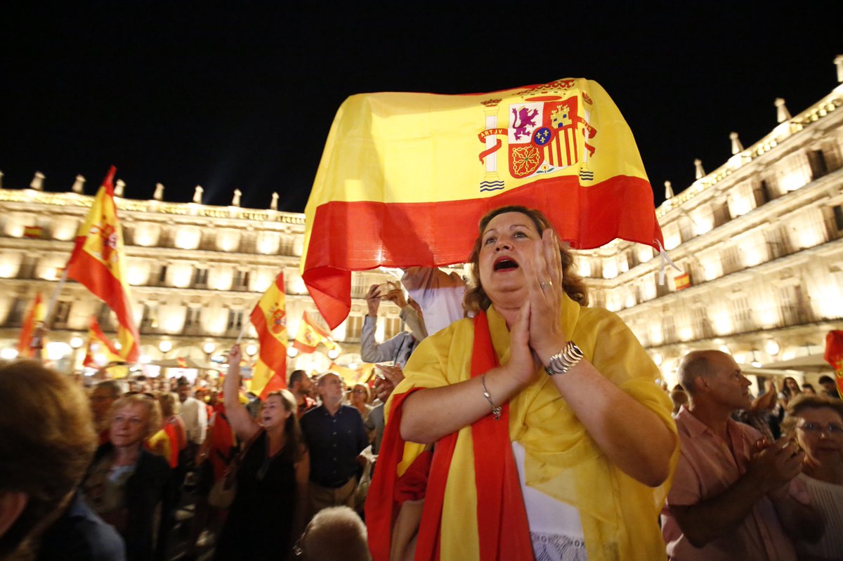 donclickkong's tweet photo. Unas cinco mil personas se reúnen espontáneamente en la plaza de Salamanca en apoyo a la policia y la guardia civil https://t.co/WIqfbl8Wjr