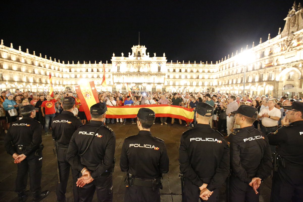 donclickkong's tweet photo. Unas cinco mil personas se reúnen espontáneamente en la plaza de Salamanca en apoyo a la policia y la guardia civil https://t.co/WIqfbl8Wjr