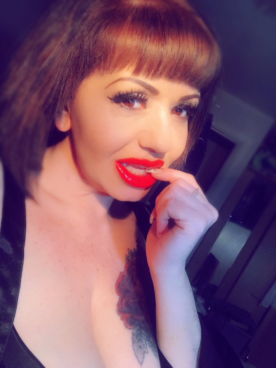 MiaOffici1's tweet photo. Only 9 more to smash my #mission7K target 🎯 here's a #humpday reminder of why you love me &amp; how much you should rt this post . Love to all x https://t.co/4GBwywjeVS