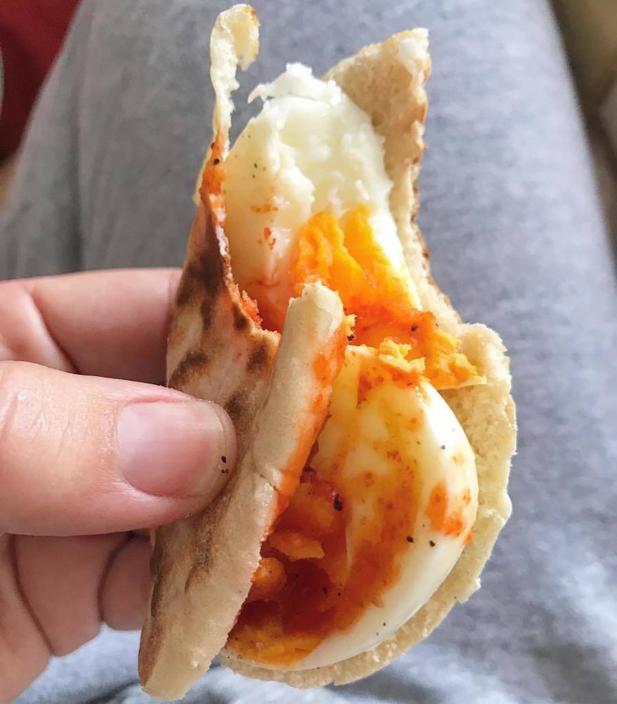 Not sure if this is more weird or just wonderful.... YOU DECIDE. Boiled eggs, Sriracha and feta stuffed into mini … ift.tt/2xZH1Os