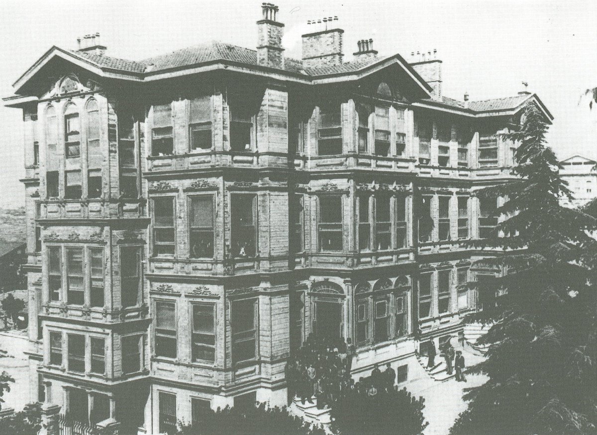 Konaklar, sıradan evlerden boyutlarıyla, süslemeleri, mimarisiyle ayrılır. Konak "konmak" fiilinden gelir. *Saraçhanebaşı Münir Paşa Konağı