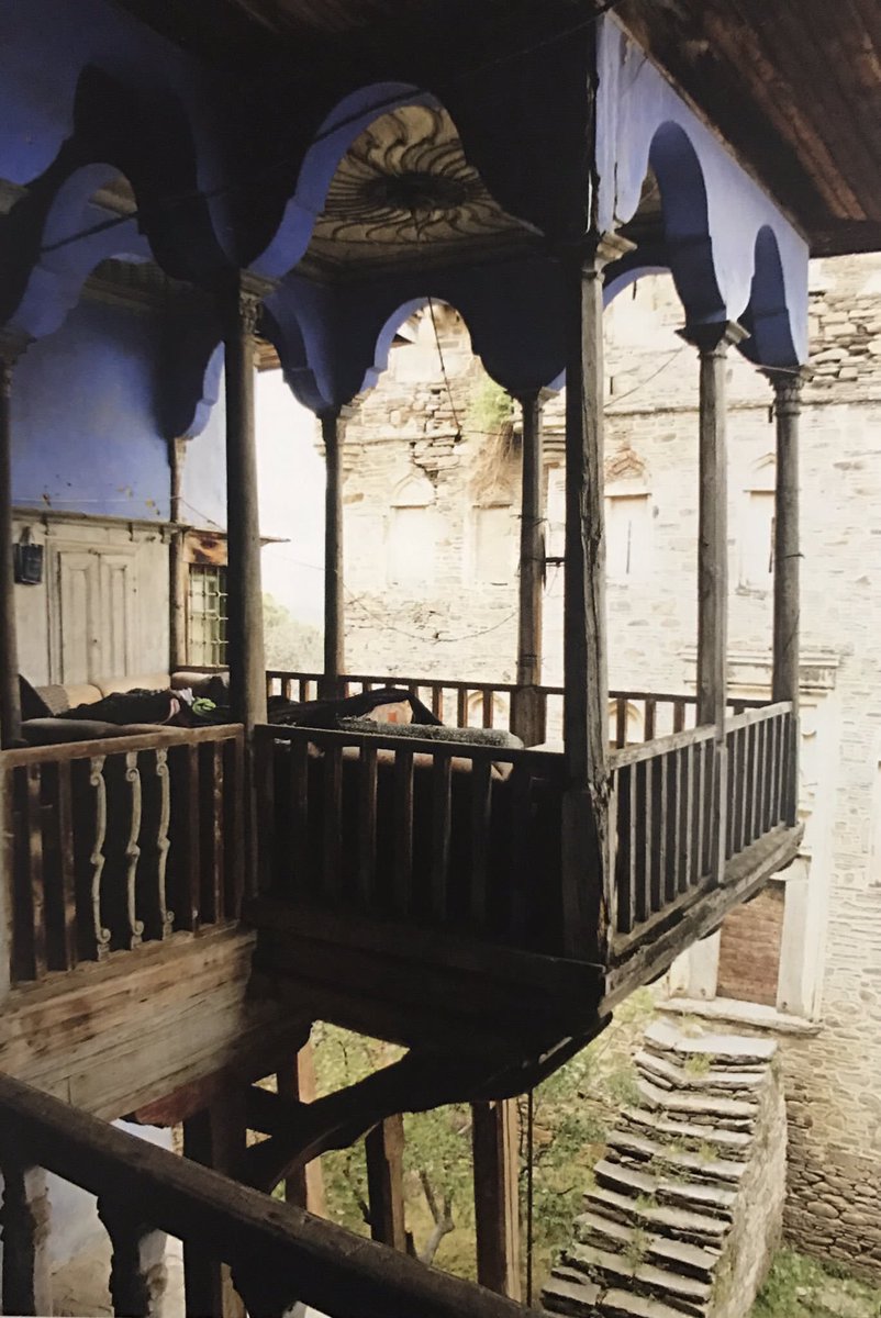 Hayatlı Türk evi Anadolu'ya özgü bir konut tipi. Şehir konaklarında hayat yerini sofaya bırakır. Aydın Nazilli Arpaz Beyler Konağı hayatı.