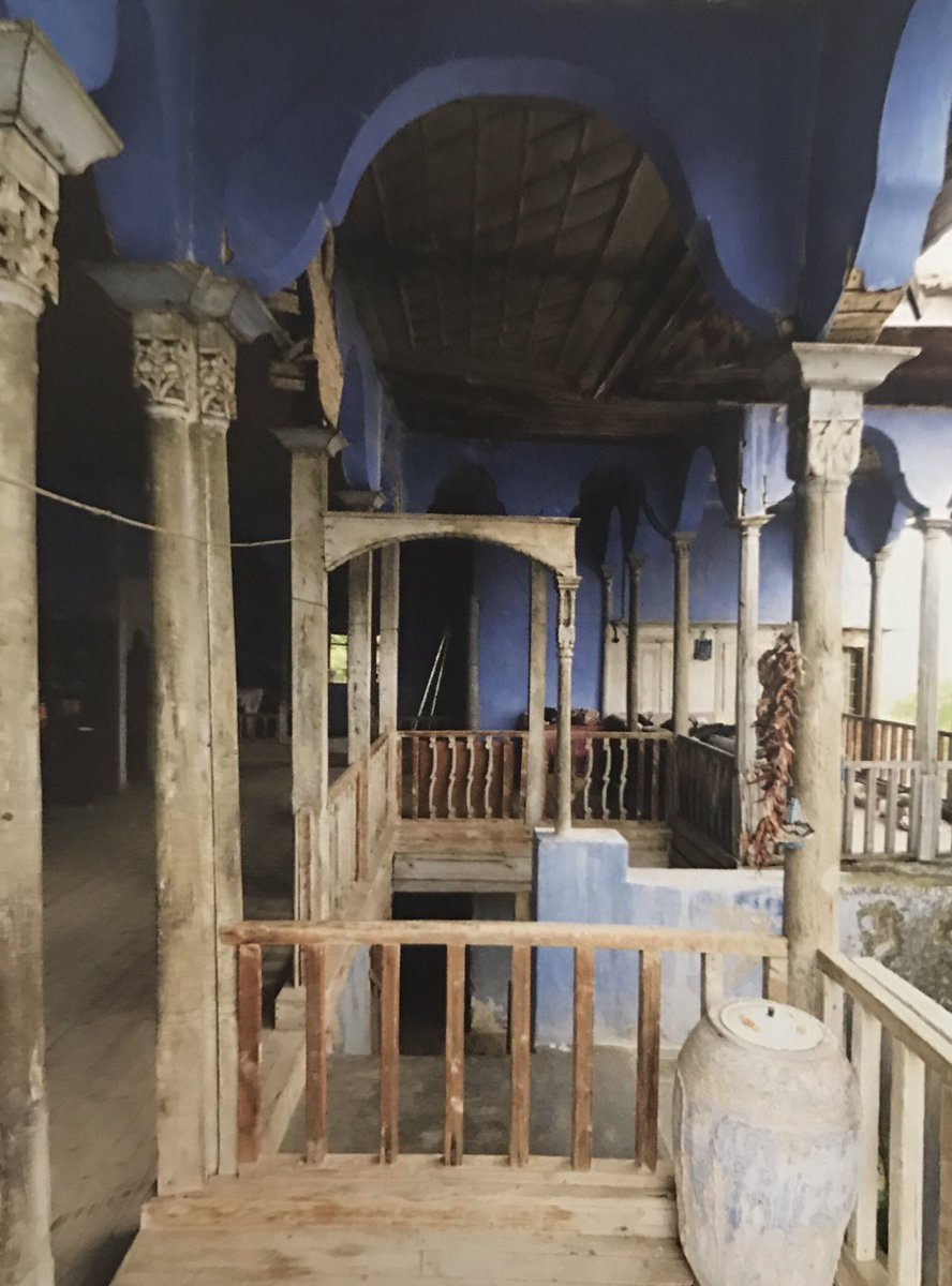 Hayatlı Türk evi Anadolu'ya özgü bir konut tipi. Şehir konaklarında hayat yerini sofaya bırakır. Aydın Nazilli Arpaz Beyler Konağı hayatı.