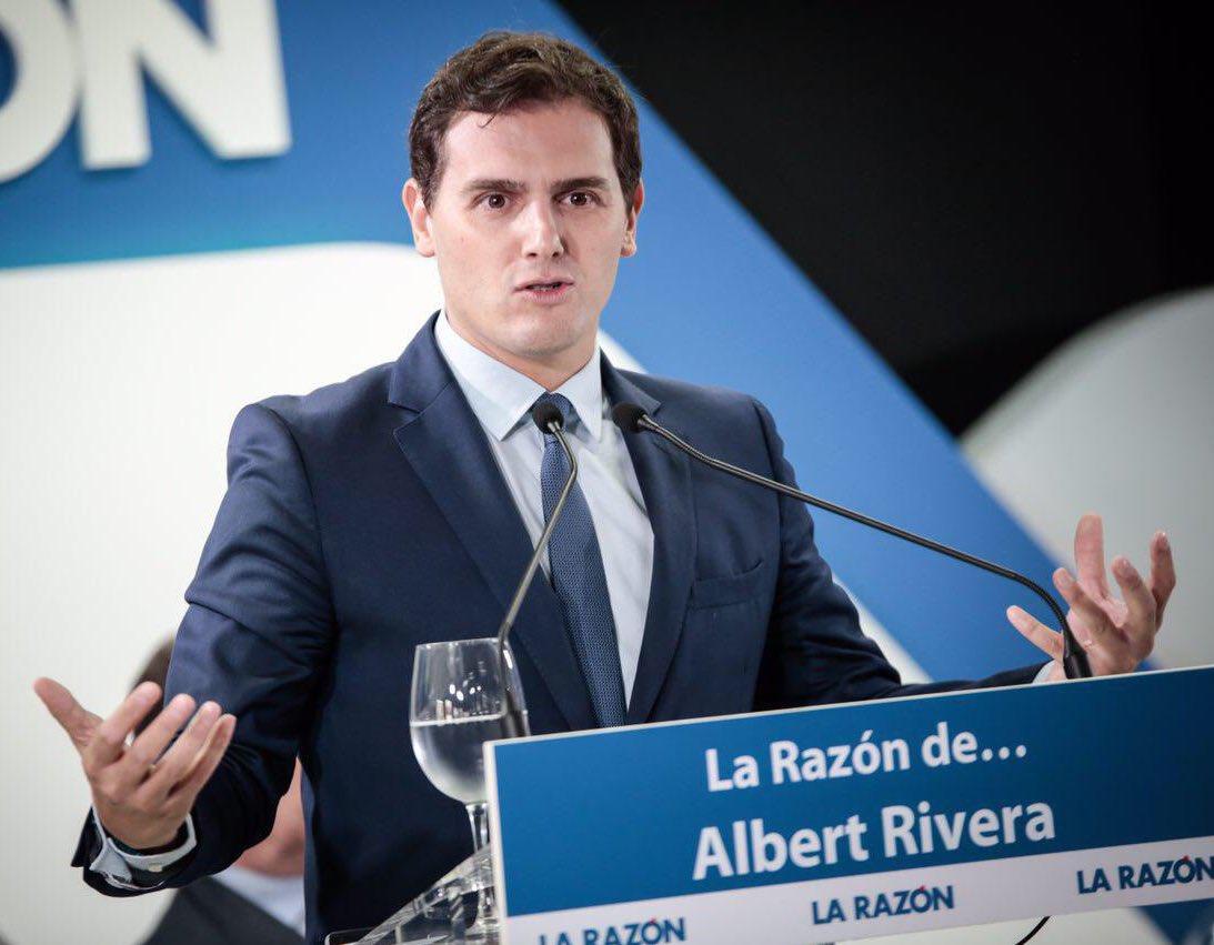 Cs_Albacete's tweet photo. 🍊@Albert_Rivera "Nunca pensé que veríamos un discurso del Rey por un golpe contra la democracia”
#RiveraLR
📲https://t.co/JkRyWdhSXN https://t.co/8WVgWBXpHZ