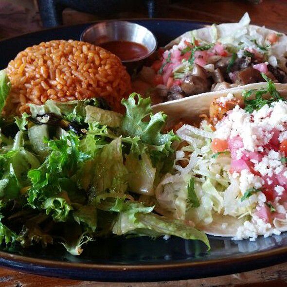 goGNetworks's tweet photo. You know it’s #NationalTacoDay when you struggle to take a nice photo before devouring every bite 😂🌮 @RoccosTacos #Tacos #InsideSun #BeFree https://t.co/45bnNLdwFt