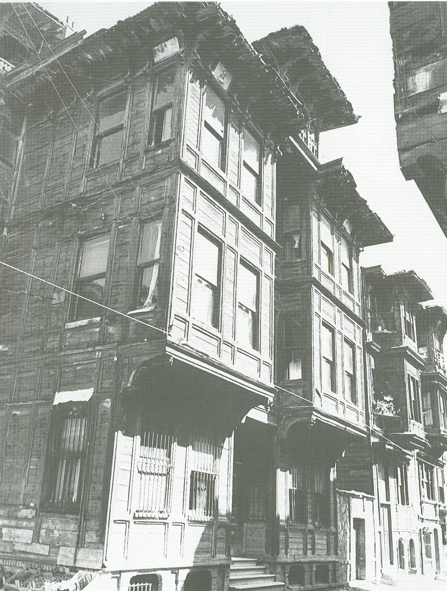 Konaklar büyük bir ailenin çocukları, anne-babaları ile birkaç nesil bir arada hizmetkarlarıyla yaşadığı kent malikaneleri. ( Konak Kitabı )