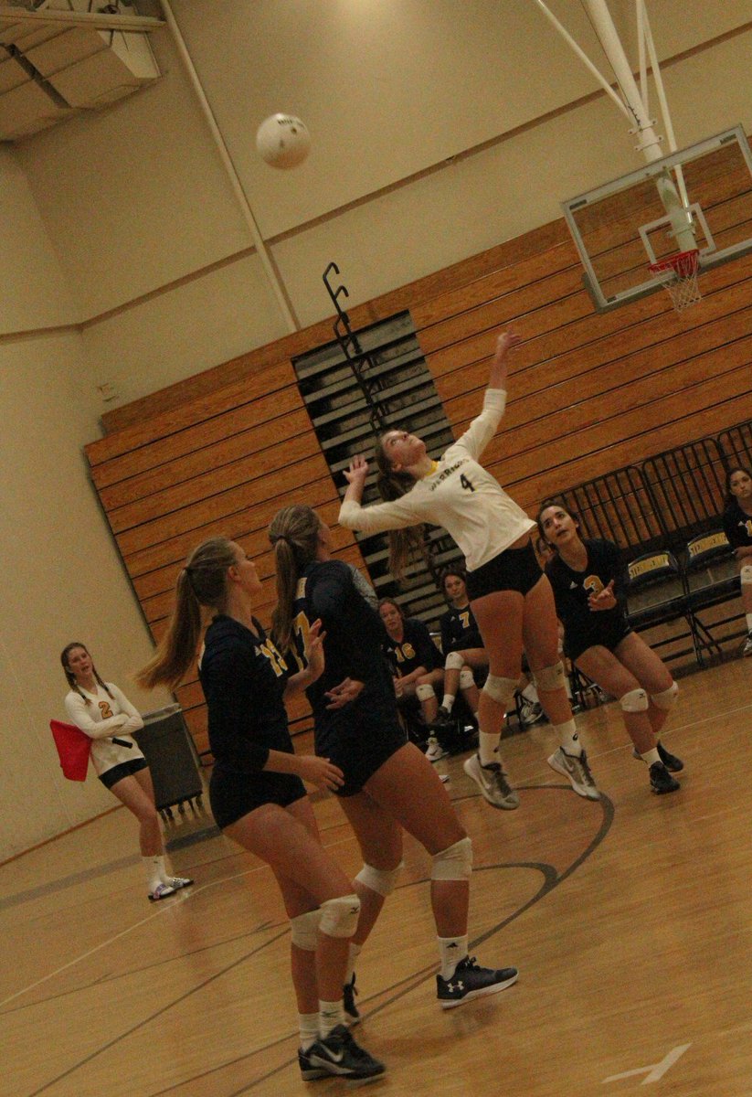 GSHSOraclenews's tweet photo. Warriors crush Freedom’s pursuit of happiness in Volleyball https://t.co/VCbouHiQDg https://t.co/5UuYP5g4rt
