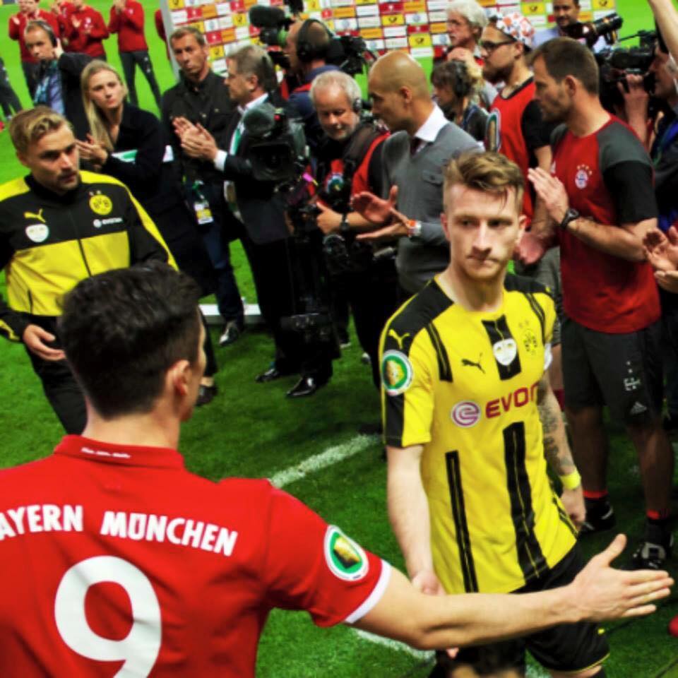 JuezFutbol's tweet photo. A pesar de ser rivales, la amistad sigue. Punto para el fútbol https://t.co/WmNPfzuGTF