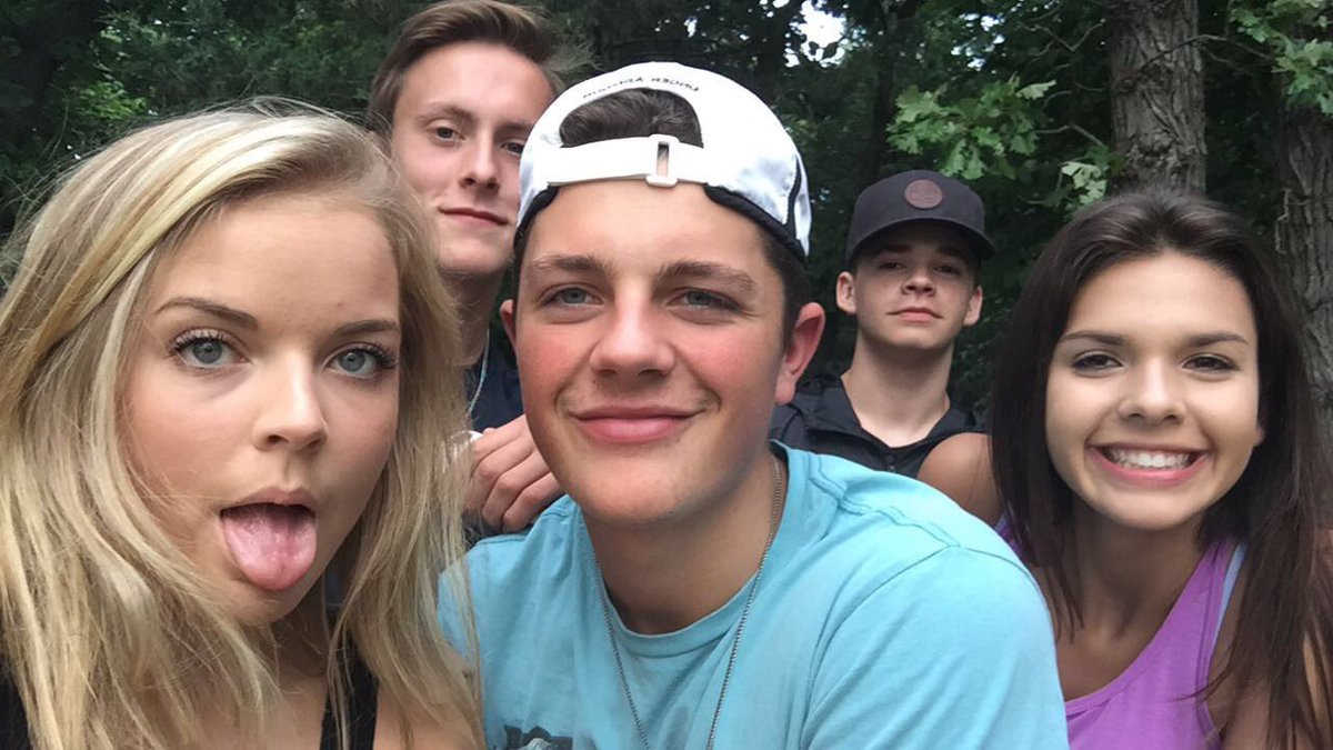 ChloeStoehr's tweet photo. Happy birthday Braid 😂😭🎉Hope your day was the best ✌🏻️💗 https://t.co/jw5EXSbagP