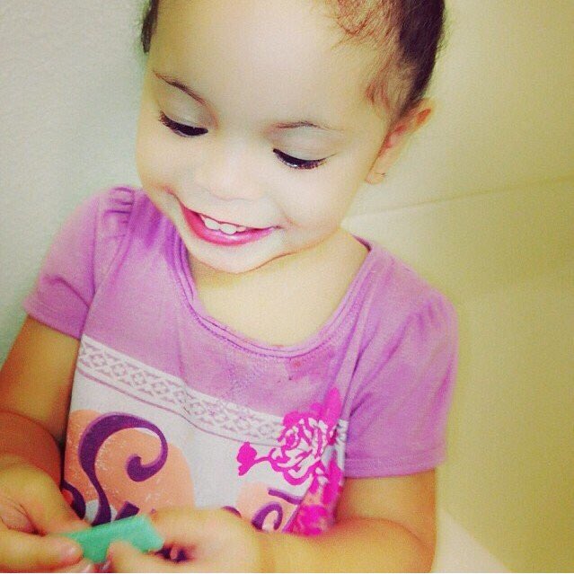 LilElliana's tweet photo. {Sits on the TL eating fruit snacks.} https://t.co/Om89pCdhh9