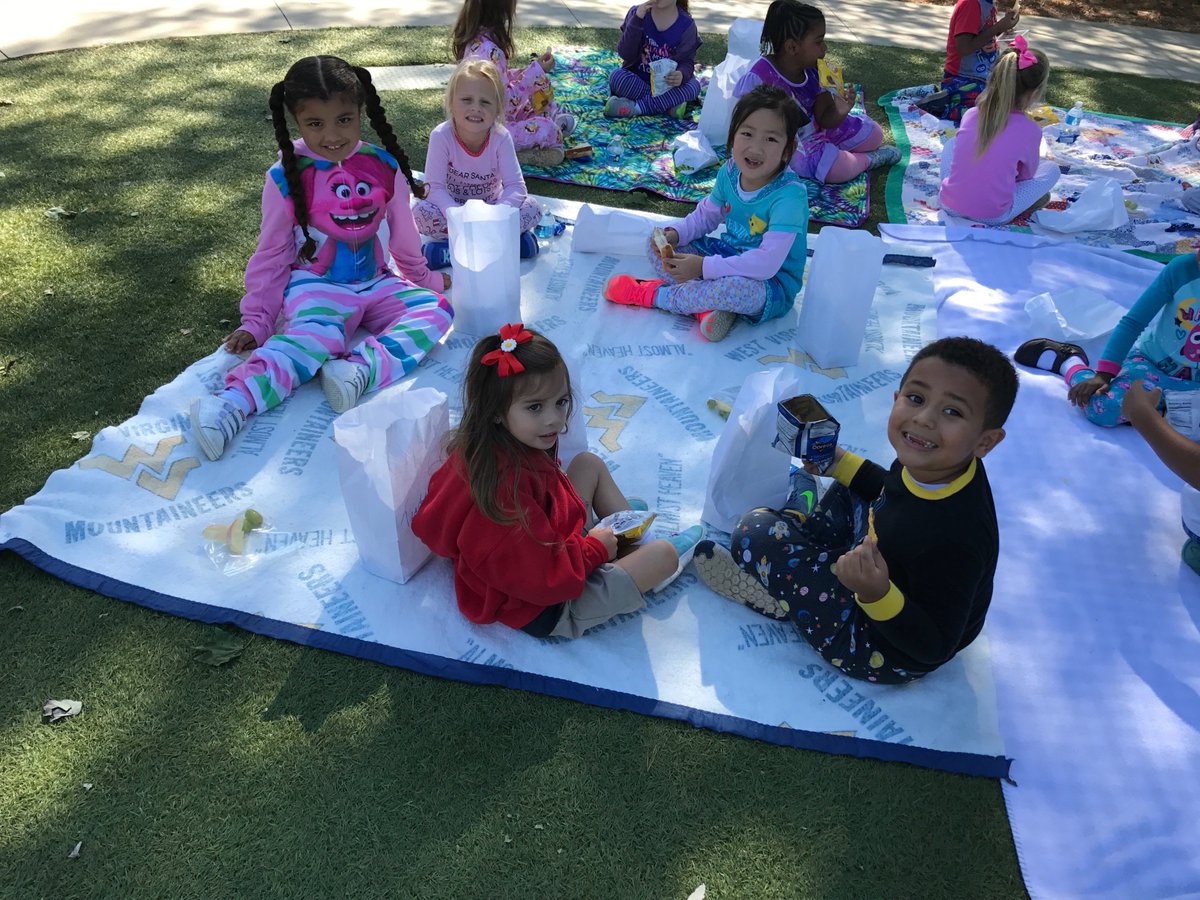 GACLSams's tweet photo. Today was a great day for a picnic on the Village Green. #PicnicPals #gacelem https://t.co/4ogg0UCVpx