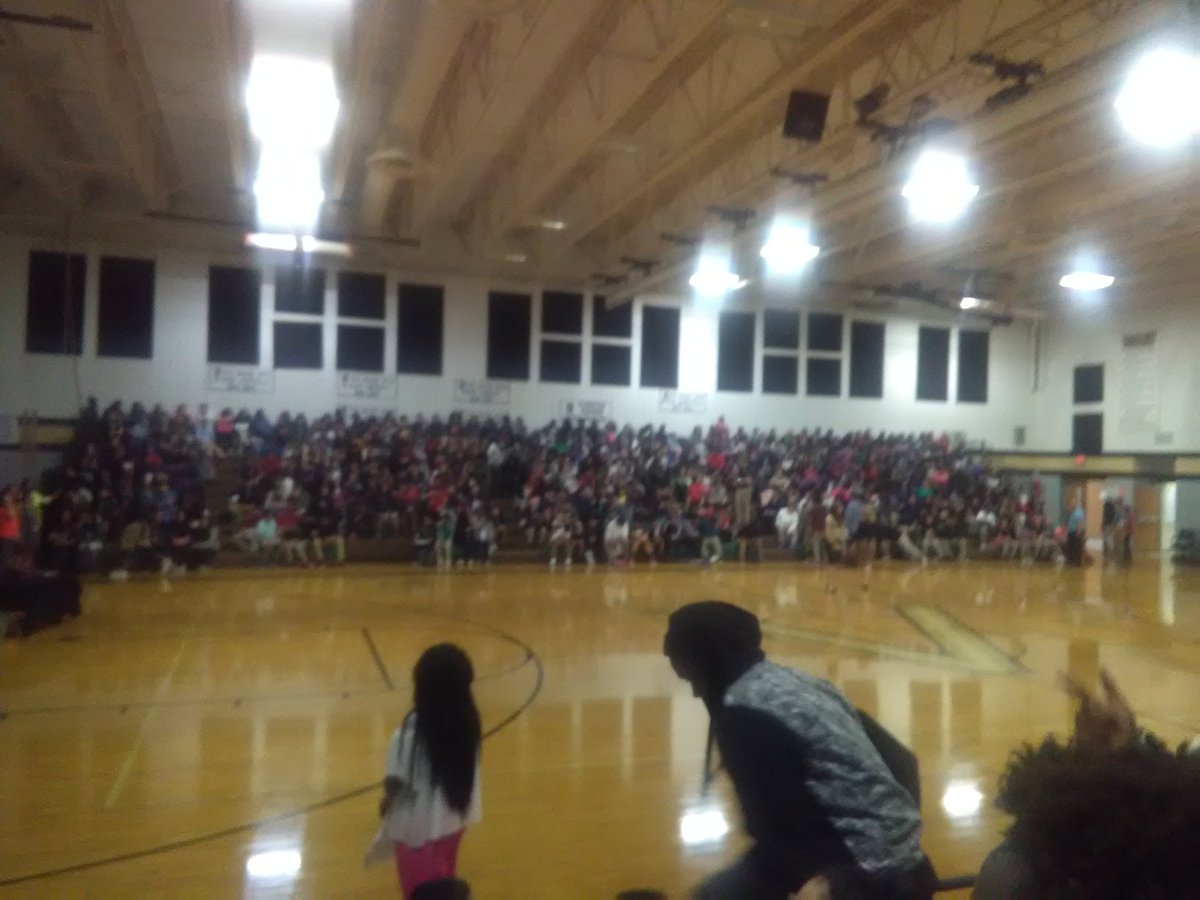 leonmexico1970's tweet photo. @MorrisVanston First Assembly this school year ~ Great students #beaviking #lovingmiddleschool #vanston https://t.co/E9yuEq1RNY