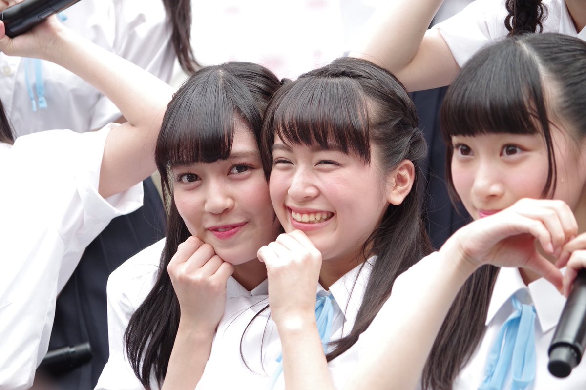 2枚目の写真。写真撮るとき舞香にぎゅーってしたら、 「今はそういう時