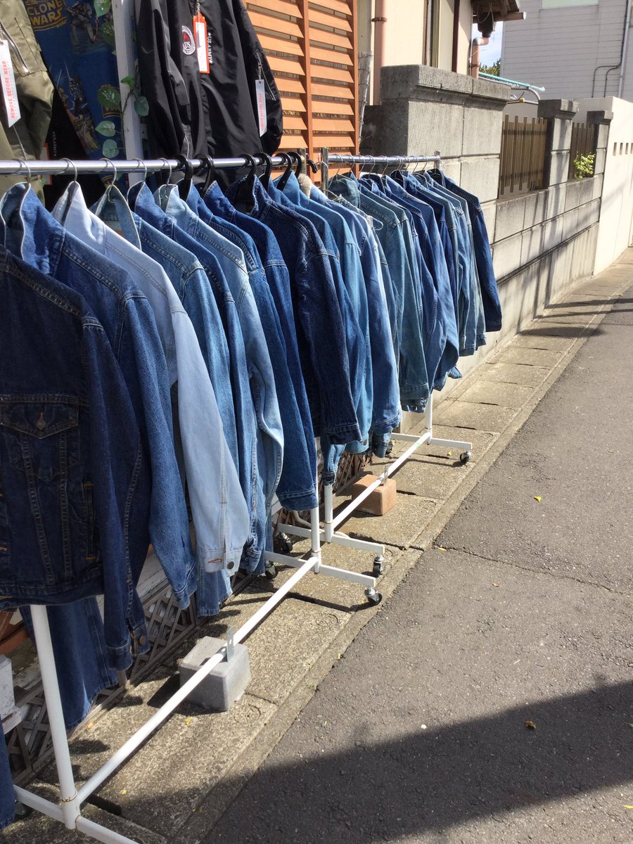tomimasa5's tweet image. こんにちは〜🎶本日の新入荷商品✨リーバイスデニムジャケット‼️アメリカ🇺🇸からの入荷商品です🎶只今洗濯が終了し乾燥中です🎶週末には品出し出来ると思います🎶お楽しみに👍 #大洗町 #古着屋クローゼット #リーバイスデニムジャケット