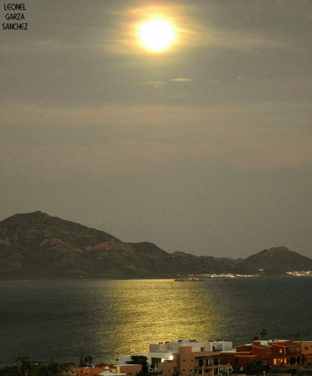 GarzaHuracanGza's tweet photo. La Luna y el Mar 🌛🌊 en San Carlos, Sonora, Mexico🌵 #capturamexico @webcamsdemexico @MuyInteresanteM @metmex @VisitSonora @ocvguaymas https://t.co/bI3FJPFClo