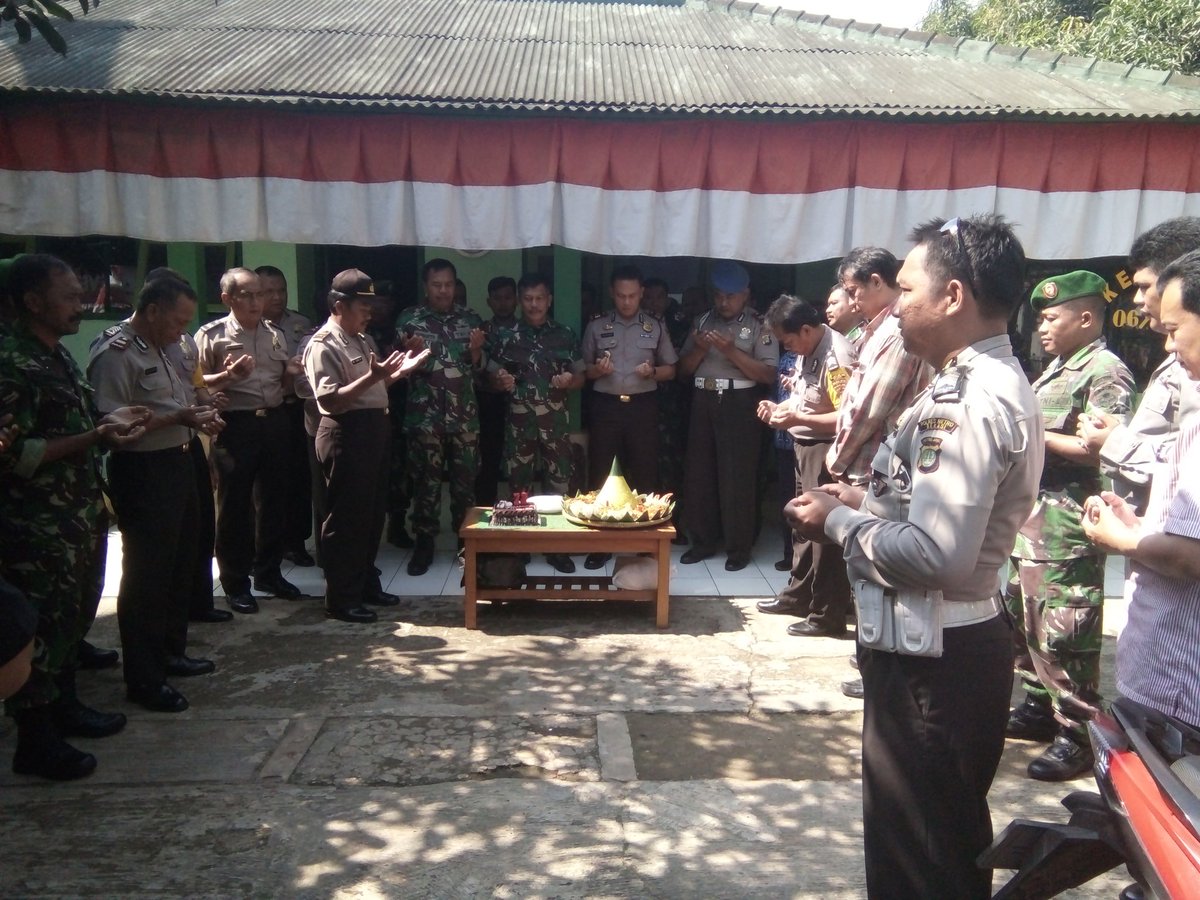 BudiSauri's tweet photo. Satu Rasa'Satu Cinta Bravo NKRI.dirgahayu TNI Ke 72 https://t.co/LwcSutVSSw