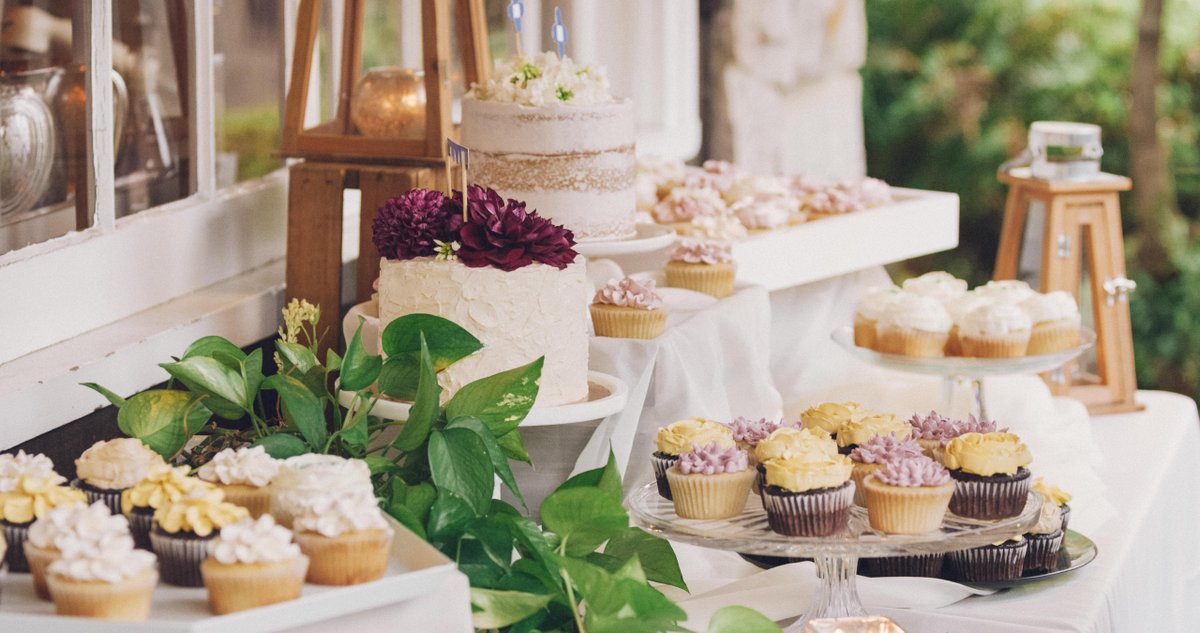 NewlyFilms's tweet photo. So so many wedding treats! What's your favorite type of wedding dessert? https://t.co/lDDtYZVyBq