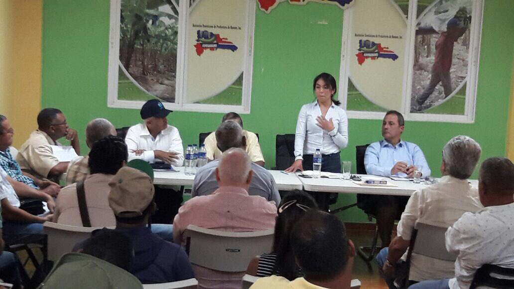 OsmarCBenitez's tweet photo. Ya en #Mao, reunimos lideres bananeros, plataneros y arroceros para motivarlos a participar en el #Seguro Agropecuario. Junto a Luis Yanguela, de #Agrodosa y Sandra Santiago, de la #MunichRe, la #Reaseguradora más grande del mundo, hablamos del seguro y como financiamos la prima. https://t.co/iN17yNQpnH