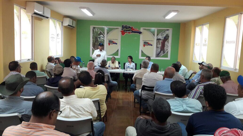 OsmarCBenitez's tweet photo. Ya en #Mao, reunimos lideres bananeros, plataneros y arroceros para motivarlos a participar en el #Seguro Agropecuario. Junto a Luis Yanguela, de #Agrodosa y Sandra Santiago, de la #MunichRe, la #Reaseguradora más grande del mundo, hablamos del seguro y como financiamos la prima. https://t.co/iN17yNQpnH