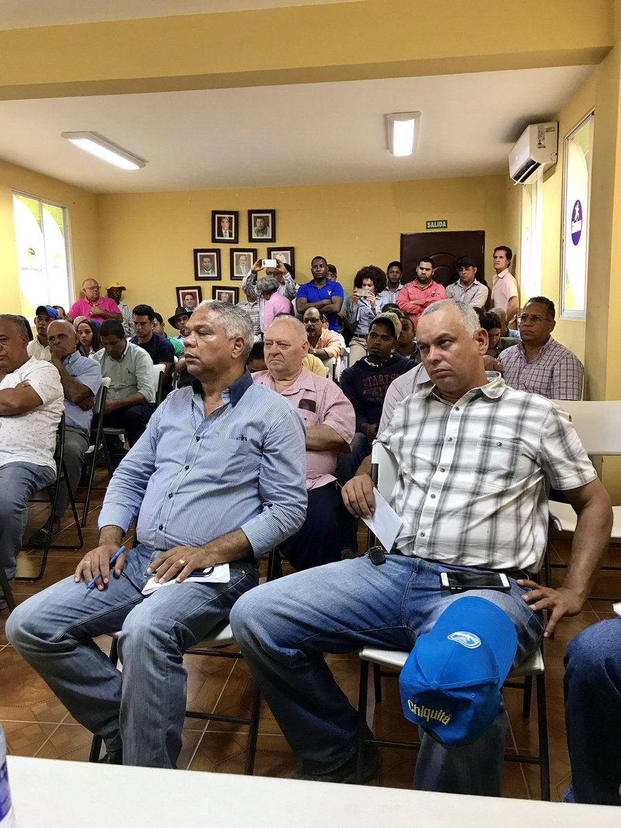 OsmarCBenitez's tweet photo. Ya en #Mao, reunimos lideres bananeros, plataneros y arroceros para motivarlos a participar en el #Seguro Agropecuario. Junto a Luis Yanguela, de #Agrodosa y Sandra Santiago, de la #MunichRe, la #Reaseguradora más grande del mundo, hablamos del seguro y como financiamos la prima. https://t.co/iN17yNQpnH
