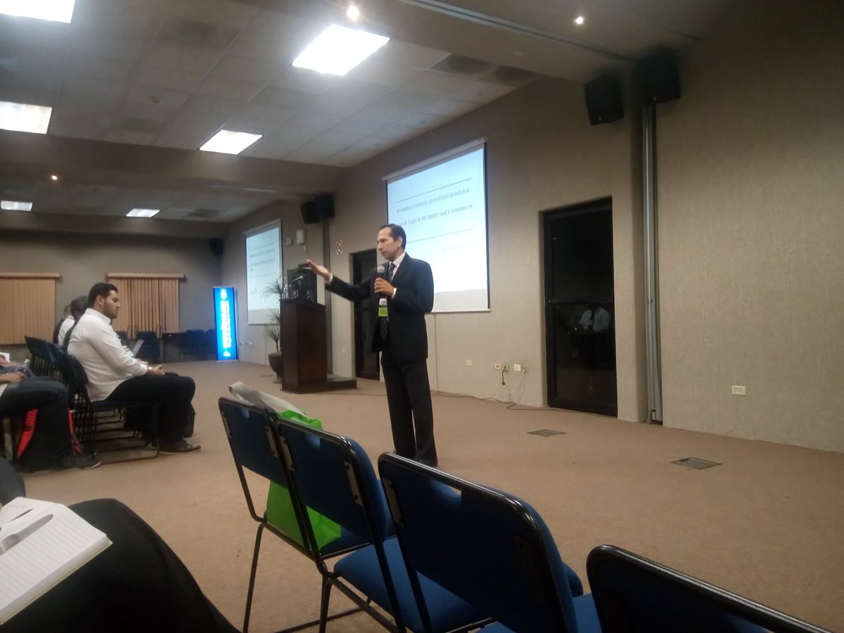 CapituloAMLORI's tweet photo. Conferencia Magistral: "Agro-logística, impacto social y económico" por Mtro. Gonzalo Rodríguez, #Cilog2017, #Méxicologístico, @CiLOG_Mexico https://t.co/25G2A1SfCp
