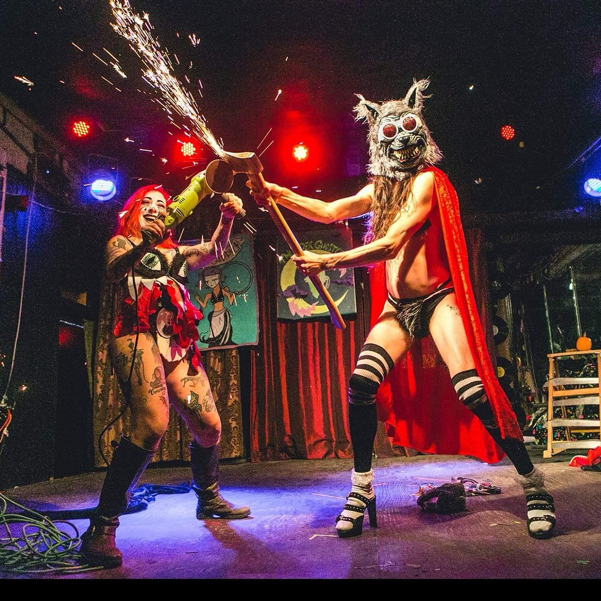 ThunderSnowCone's tweet photo. @PollyHighGloss and @ScarlettStorm at @Syndicatelounge #witchtitsandass #thunderghostcone https://t.co/aphggvXW0v