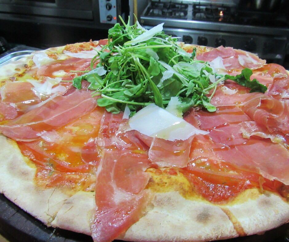 Coliseumpty's tweet image. • Pizza de Rúcula, es la especialidad de la casa contiene: tomates en rueda, Jamón serrano, Rúcula y lonjas de que… ift.tt/2xSyo94