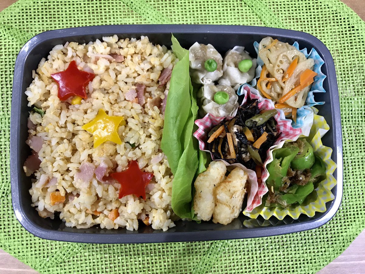 新妻のお弁当記録 てん V Twitter 旦那弁当 チャーハン しゅうまい きんぴら ひじき煮 万願寺おかか和え 手作り冷食を使ったお弁当 チャーハンの上の星型パプリカが ポイントだったり 新婚 新婚生活 旦那弁当 弁当 お弁当 手作り