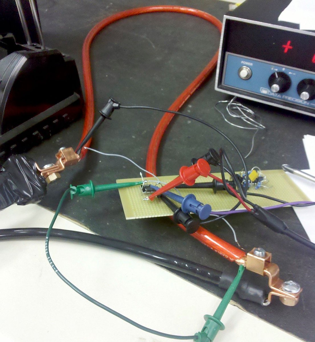 EDNcom's tweet photo. Use copper to temperature-compensate high current #measurements: https://t.co/LnmzLz0E0T #DesignIdeas #tempco #sensors https://t.co/vtW115MITG