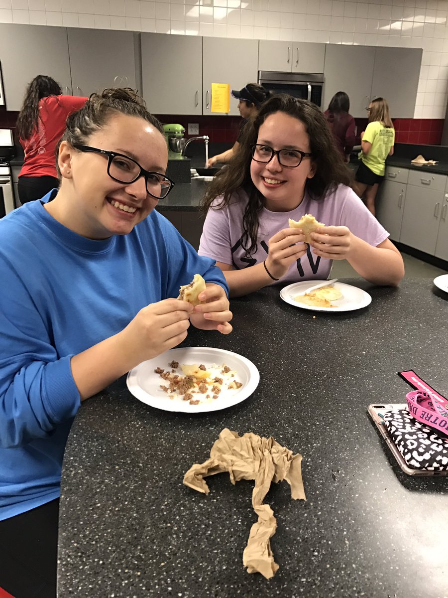 caldereroSC's tweet photo. Smiling because of how delicious arepas are! https://t.co/14zjrP5Nsk